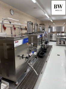 Eislabor/K�che Eismanufaktur/Lebensmittelproduktion mit Eisdiele/Verkauf an hochfrequentierter Stelle